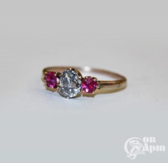 Кольцо с бриллиантом и рубинами выращенными